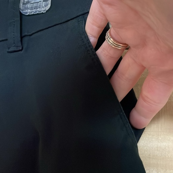 Loft size 4 Julie 10” Inseam Black Mid-rise Soft Bermuda Shorts with Pockets - Picture 4 of 9